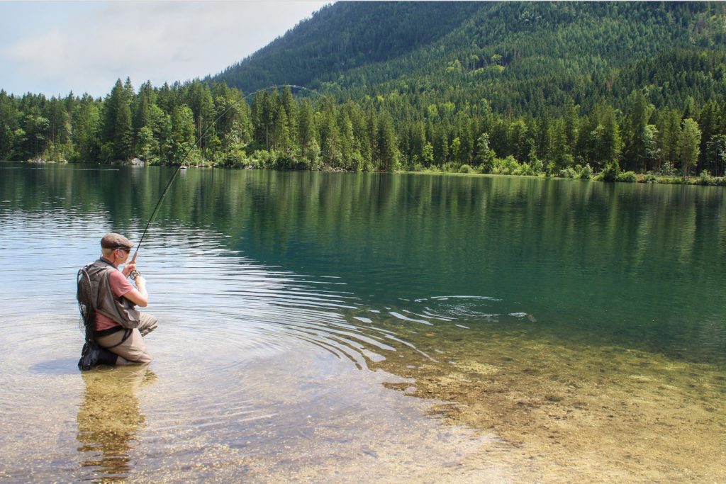 Der Hintersee gehört zweifellos zu den schönsten Bergseen Deutschlands. Eingebettet zwischen steilen Felswänden und dichten Wäldern präsentiert sich das Gewässer in beeindruckenden Grün- und Türkistönen.