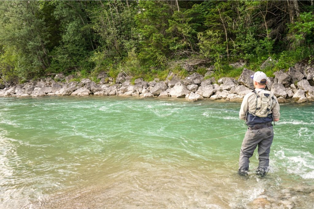 Das Wasser der Isar bei Lenggries erscheint in einer ganzen Palette von Grün- und Blautönen.