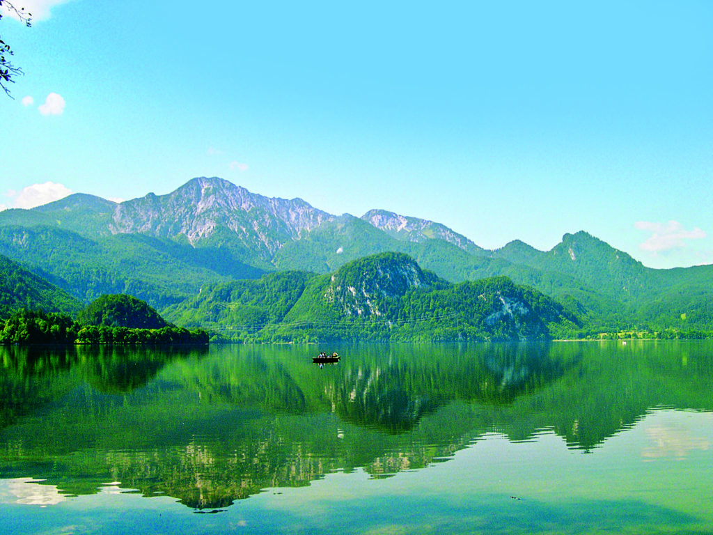 Direkt unterhalb des Walchensees liegt der deutlich flachere Kochelsee.
