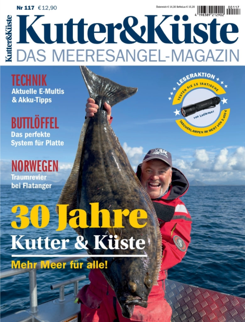 Das Cover der 117. Ausgabe der Kutter & Küste mit einem Angler mit Heilbutt