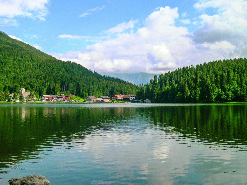 Der hoch gelegene Spitzingsee gilt als einer der schönsten Bergseen Bayerns.