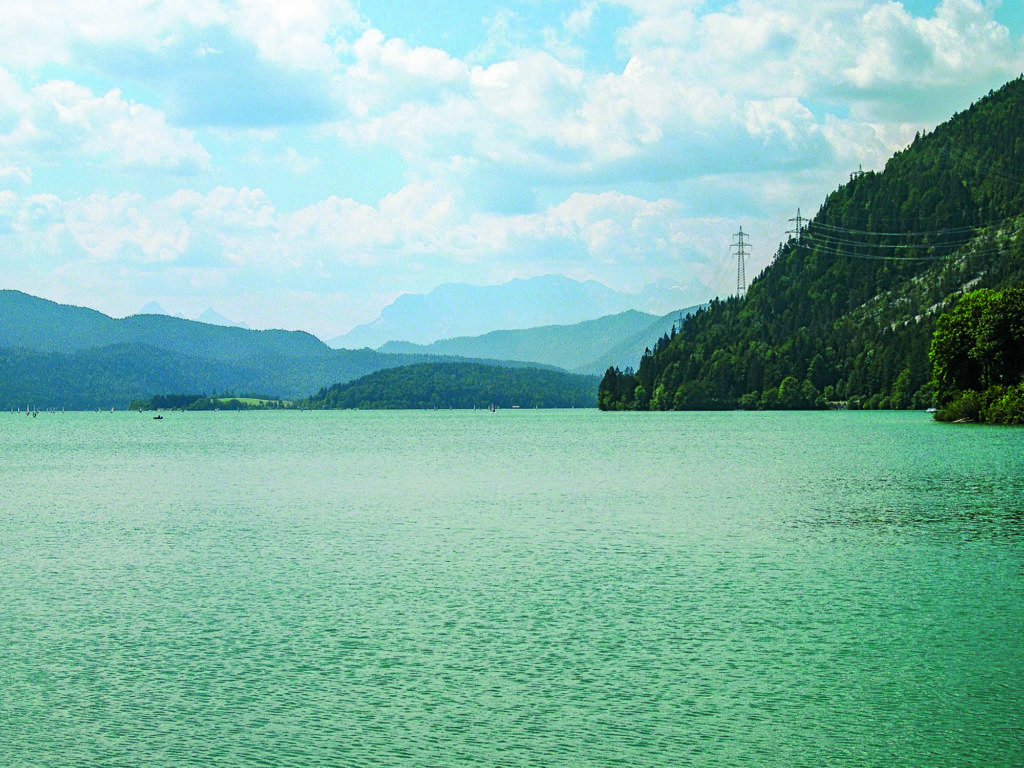 Der Walchensee ist ein echter Hochgebirgssee mit schroffen Felswänden und einer schier unergründlichen Tiefe bis 195 m