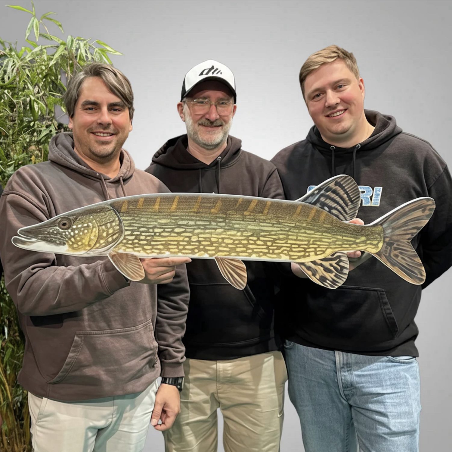 Der Hecht als Deko Fisch hat auch den Barschprofi Johannes Dietel (Mitte) und den Angel-Professor Robert Arlinghaus begeistert.