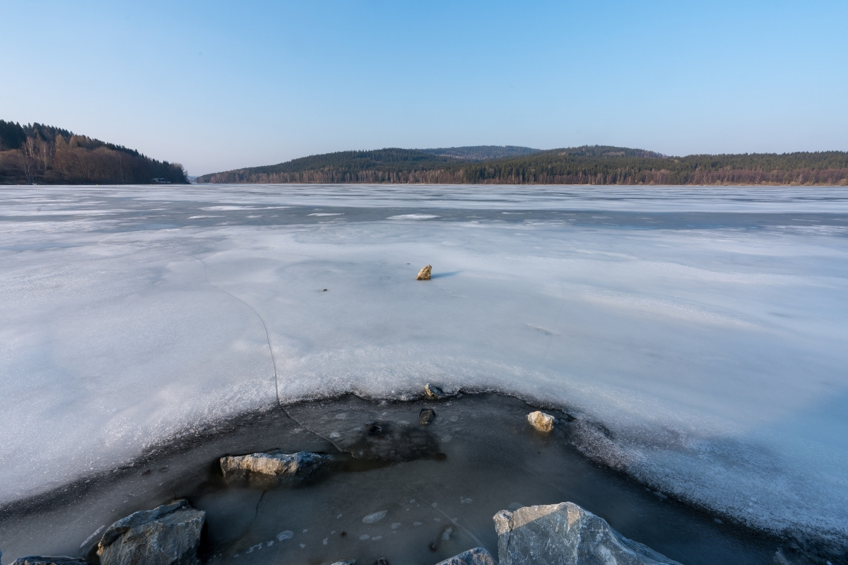 Lipno-Stausee in Tschechien zugefroren