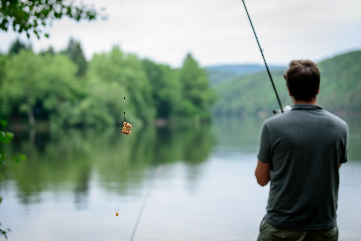Friedfischangler an der Moldau in Tschechien