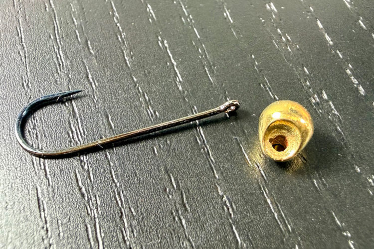 2-g-Perle und 6er Haken passen gut zusammen und werden einen Tag vor dem Angeln zum Jig montiert. 2-g-Perle und 6er Haken für einen Micro Jig