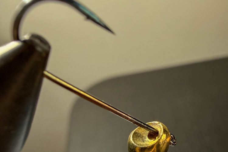 Die Perle hängt auf dem Haken, und alles wird leicht schräg eingespannt. Das geht mit einem kleinen Schraubstock und sogar freihändig. Micro Jig im Schraubstock