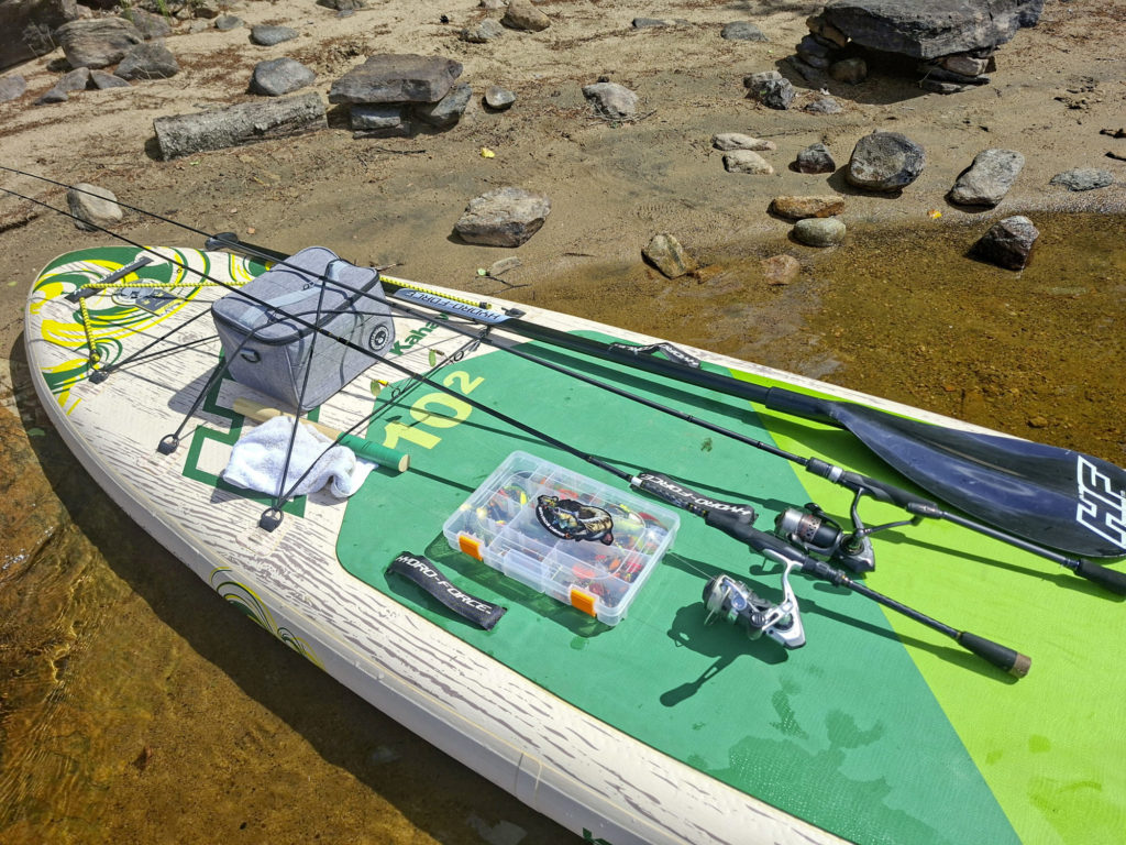 Der Platz auf dem SUP ist naturgemäß beschränkt. Daher nimmt man nur das Nötigste mit: ein paar Köder und zwei Spinnruten. Und eine Kühlbox mit Verpflegung passt auch noch drauf.
