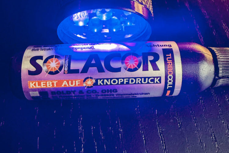 Gleich kommt der UV-Kleber zum Einsatz. UV-Kleber und Blaulicht