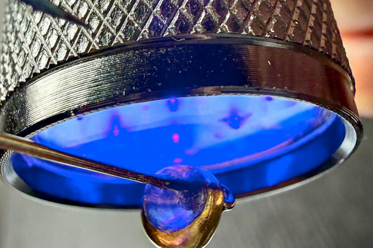 Jetzt wird die Verbindung mit UV-Licht beleuchtet und in Sekunden ist der Kleber ausgehärtet. UV-Kleber aushärten