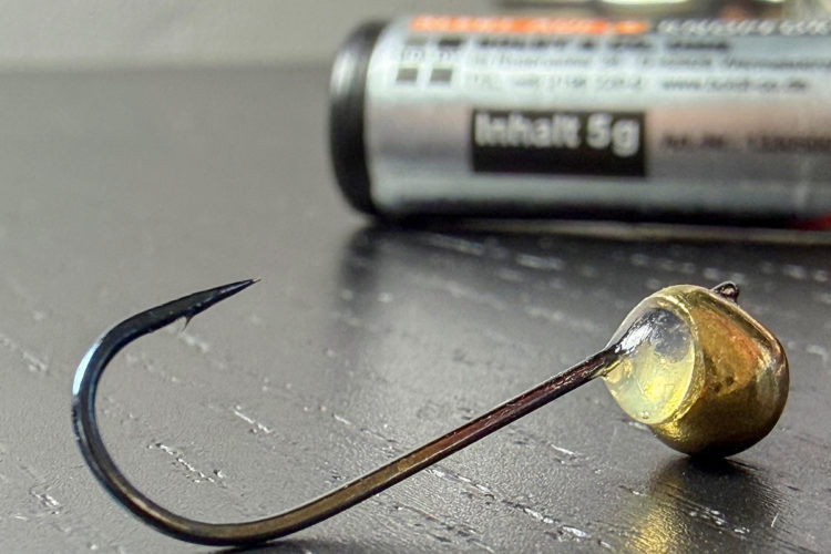 Nur wenige Minuten und der Jig ist angelfertig, weil der UV-Kleber so schnell aushärtet. Mit Sekunden-Superkleber dauert es ein wenig länger, geht aber auch. fertiger Micro Jig