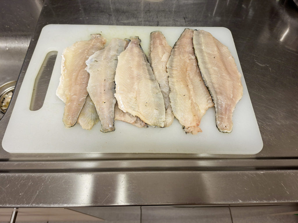 Zum Abendessen gibt es Filets von frisch geangelten Barschen.