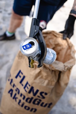Bei der Clean-Up-Aktion an den Stränden im Norden wird allerhand Müll gesammelt – darunter auch alte Getränkedosen.