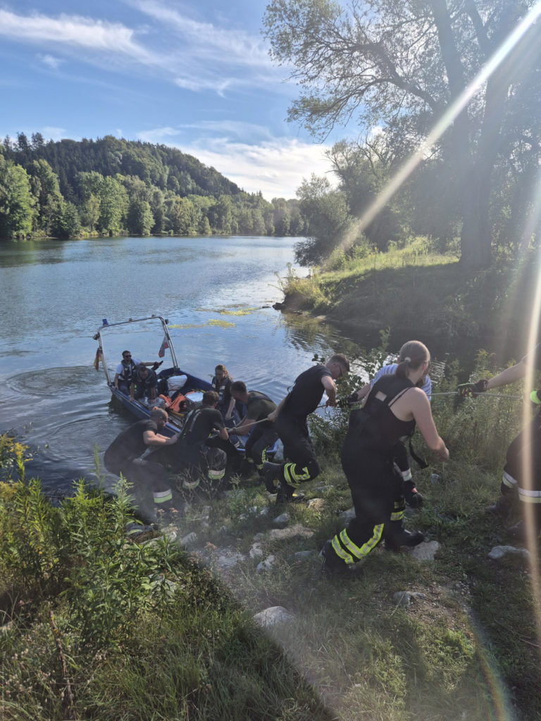 Das gekenterte Angelboot wird von Einsatzkräften der Feuerwehr Niederaichbach aus der Isar geborgen