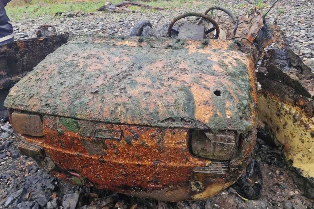 Autowrack Fiat 126 im Rhein