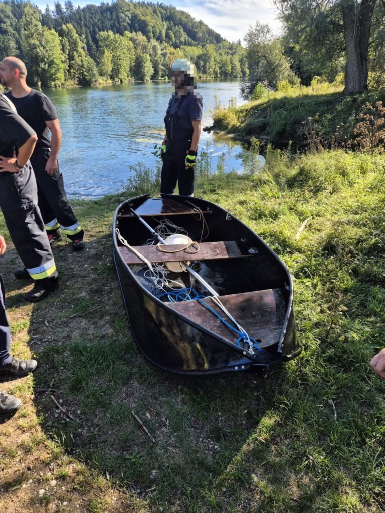 Das gekenterte Angelboot konnte erfolgreich aus der Isar geborgen werden.