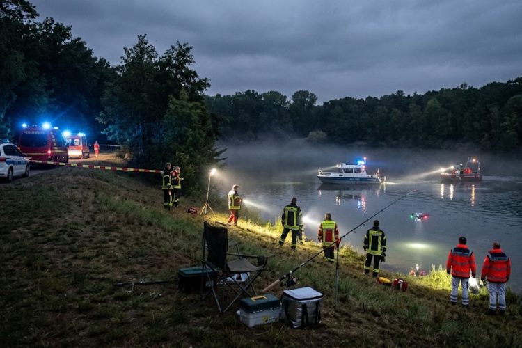 KI-generiert (Symbolbild):Am Montagabend kam es am Elsterstaubecken im Leipziger Stadtteil Hartmannsdorf zu einem umfangreichen Rettungseinsatz, der ein trauriges Ende nahm.