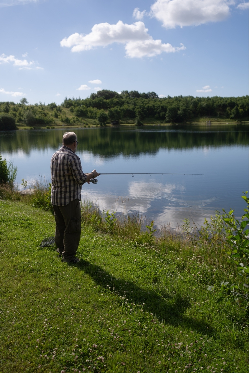 Angler im Angelurlaub in Dänemark an einem Forellensee