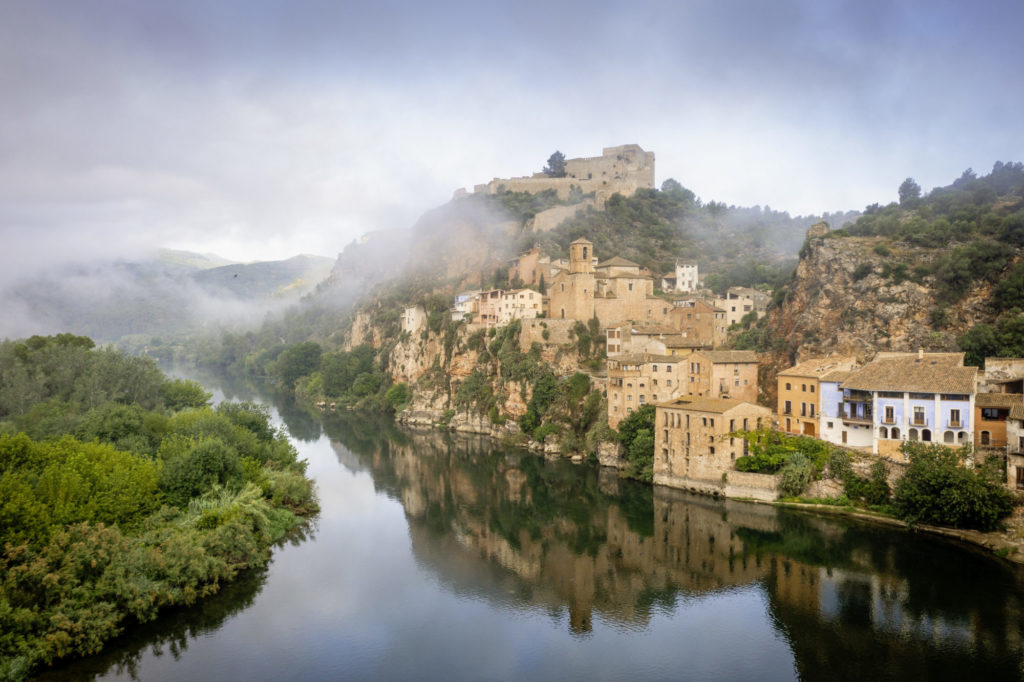 Der Fluss Ebro bildet die Lebensader der Region. Malerische Dörfer, vielfältige Natur und eindrucksvolle Bauwerke säumen seinen Lauf.