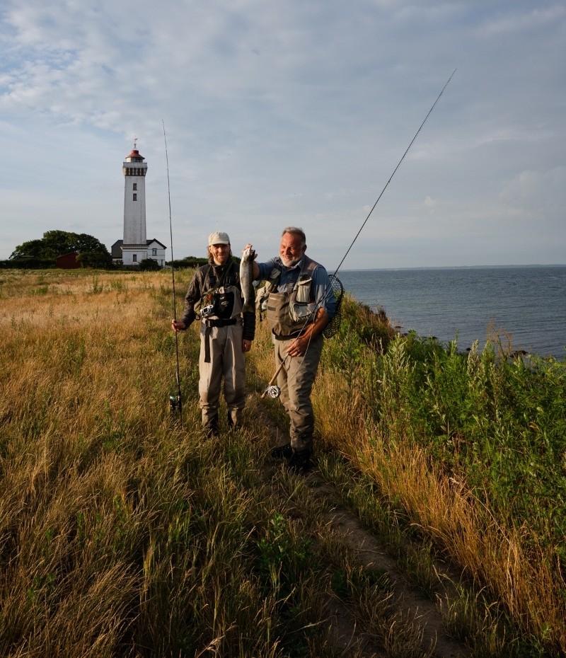 Zwei Meerforellenangler beim Angelurlaub in Dänemark