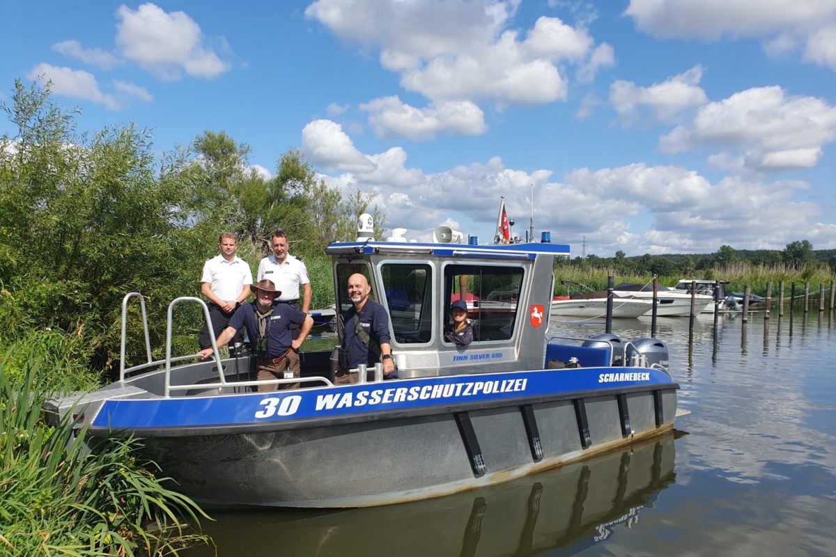 Gemeinsam mit der Wasserschutzpolizei aus Scharnebeck haben die vier Rangerinnen und Ranger des Landkreises Harburg Angelplätze an der Elbe vom Wasser aus inspiziert.
