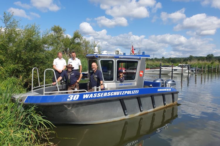 Gemeinsam mit der Wasserschutzpolizei aus Scharnebeck haben die vier Rangerinnen und Ranger des Landkreises Harburg Angelplätze an der Elbe vom Wasser aus inspiziert.