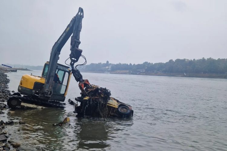 Bergung eines verrosteten Fiat 126 aus dem Rhein bei Königswinter-Niederdollendorf