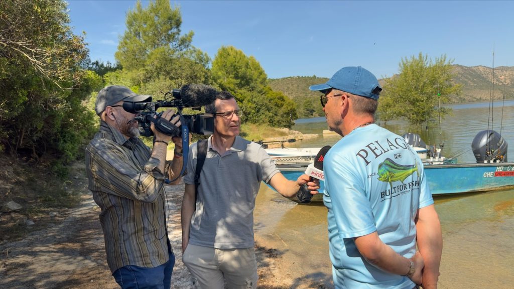 Kinderhilfe-Botschafter Hakan Turan gab einem katalanischen TV-Sender ein Interview auf Spanisch.