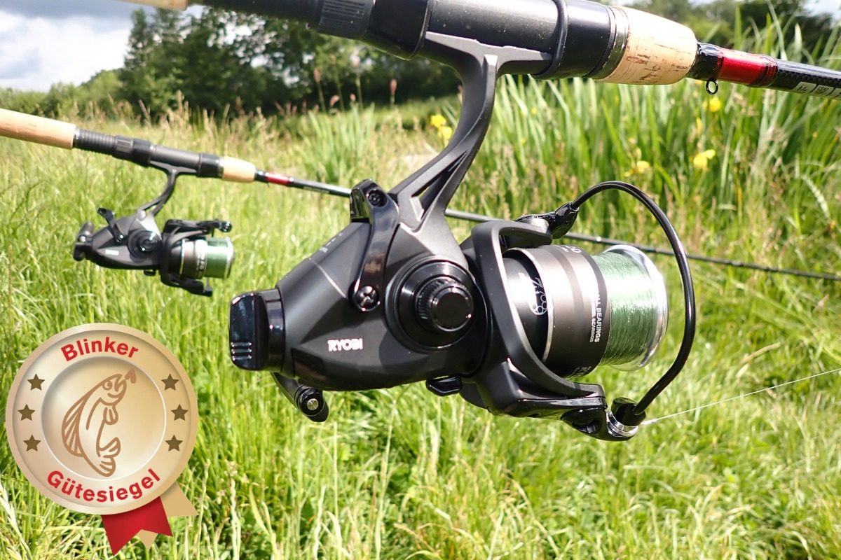 Zwei Ryobi Caspro 2500 im Test, die hintere ist bereits im Freilauf, die vordere noch nicht. Gut zu erkennen, auch aus mehreren Metern Entfernung, am großen Freilaufhebel am Ende der Rolle.