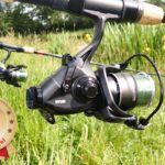 Zwei Ryobi Caspro 2500 im Test, die hintere ist bereits im Freilauf, die vordere noch nicht. Gut zu erkennen, auch aus mehreren Metern Entfernung, am großen Freilaufhebel am Ende der Rolle.