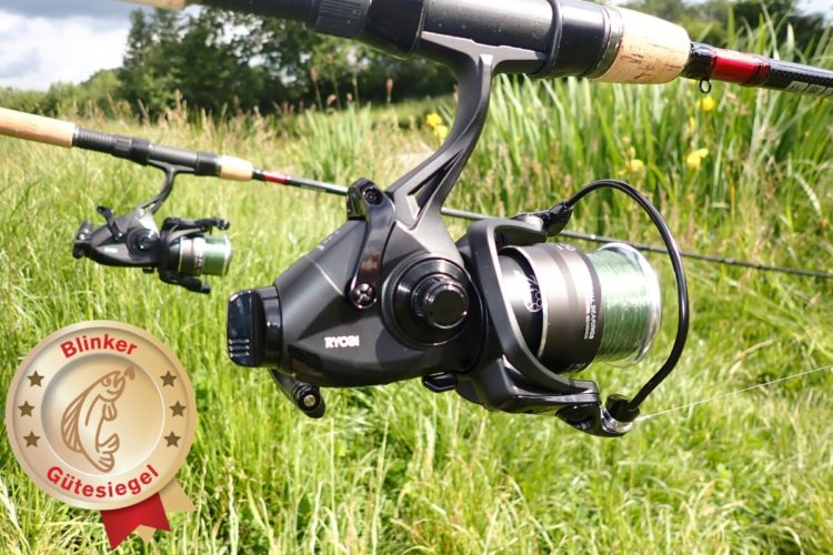 Zwei Ryobi Caspro 2500 im Test, die hintere ist bereits im Freilauf, die vordere noch nicht. Gut zu erkennen, auch aus mehreren Metern Entfernung, am großen Freilaufhebel am Ende der Rolle.