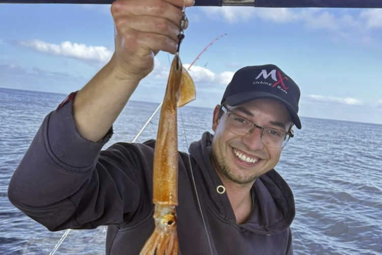 Zum Deepdroppen, also sehr tiefem Fischen auf Schwertfisch, werden Stöckermakrelen oder Kalmare benutzt. Beides frisch vor Ort gefangen. Kalmar Köder Schwertfisch