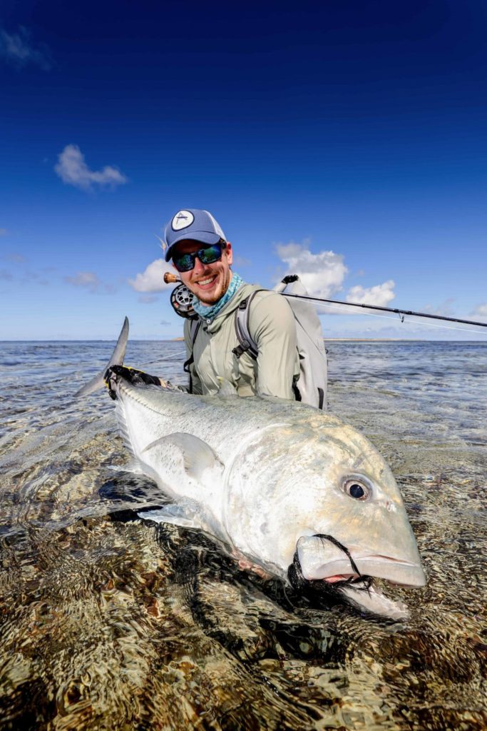 Paulo Hoffmann mit einem 110 cm großen Giant Trevally auf Cosmoledo.