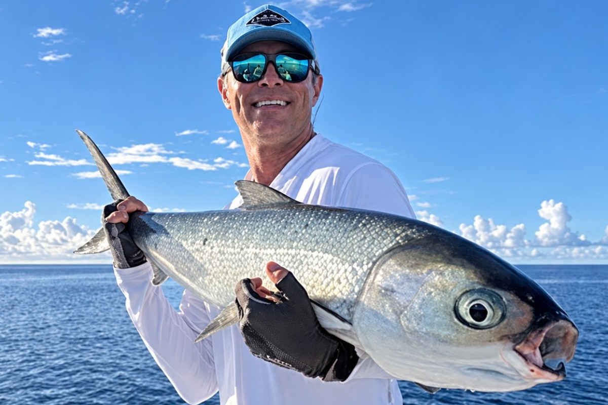 Saif Alzarouni mit dem 93 Zentimeter langen Milkfish von Providence. Die IGFA bestätigte den Fang als All-Tackle Length Fly World Record.