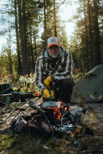 Ob in Lappland, Island, Norwegen oder an der dänischen Küste – Fischen, Reisen, Abenteuer und das Kochen über offenem Feuer gehören für ihn untrennbar zusammen.