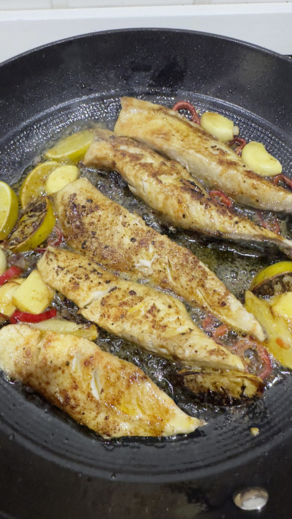 Kaum ein anderer Fisch lässt sich so vielfältig in der Küche verwenden wie Makrelen. Hier grätenfrei filetiert und in der Pfanne gebraten.