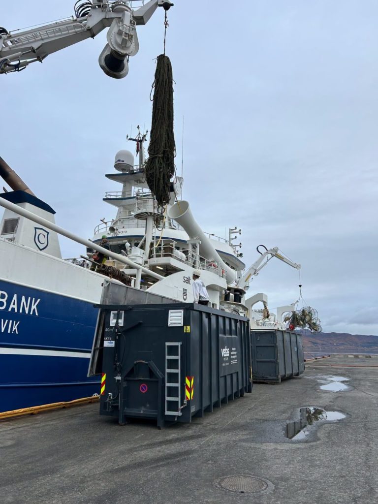 Fast zwei Monate lang war das gecharterte Spezialschiff M/S „Vikingbank“ im Dauereinsatz.