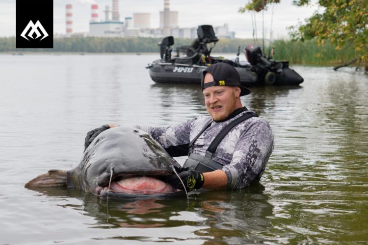 Oliver Schäfer mit dem 2,92 m langen Wels aus dem Rybnicker Stausee.