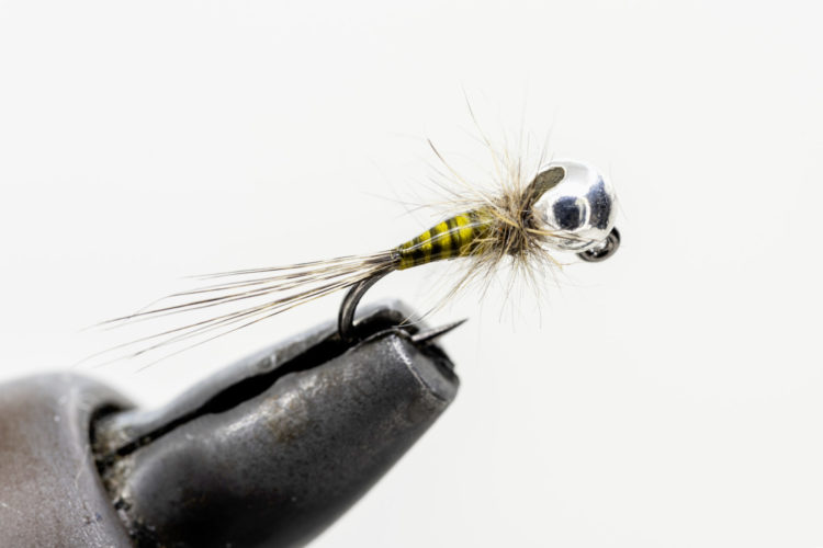 Feine Schwanzfibern, segmentierter Körper und kleiner Dubbing-Thorax: Diese Jig-Nymphe imitiert filigrane Eintagsfliegenlarven.