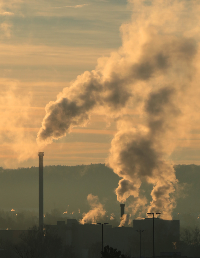 Abgase von Industrie, Autos und Flugzeugen heizen die Meere auf.
