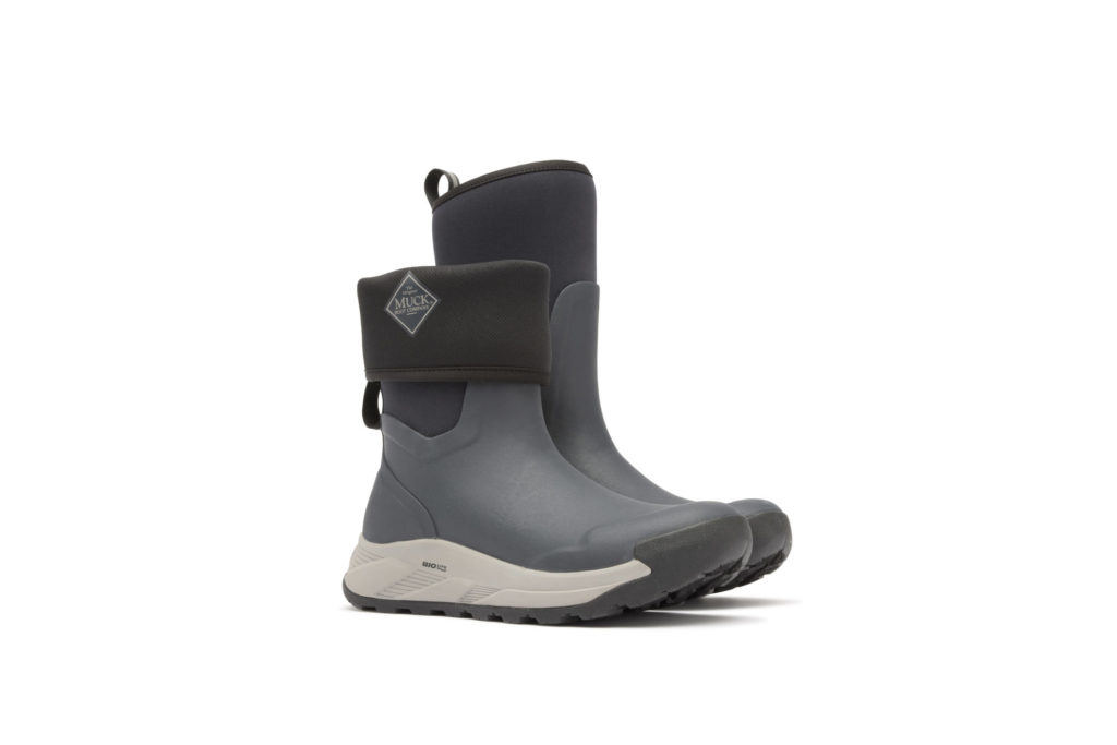 Der höhere Men’s Outmax von Muck Boot bietet zusätzlichen Schutz vor Nässe und eignet sich für den Einsatz am Wasser und im Alltag.
