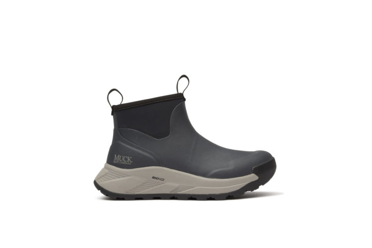Der Men’s Outmax Ankleboot von Muck Boot kombiniert wasserdichten Schutz mit einer gedämpften Sohle und sportlicher Optik.
