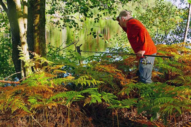 Angler im Herbst am See