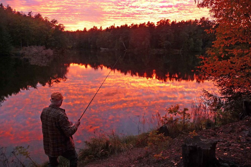 Sonnenuntergang im Herbst am See