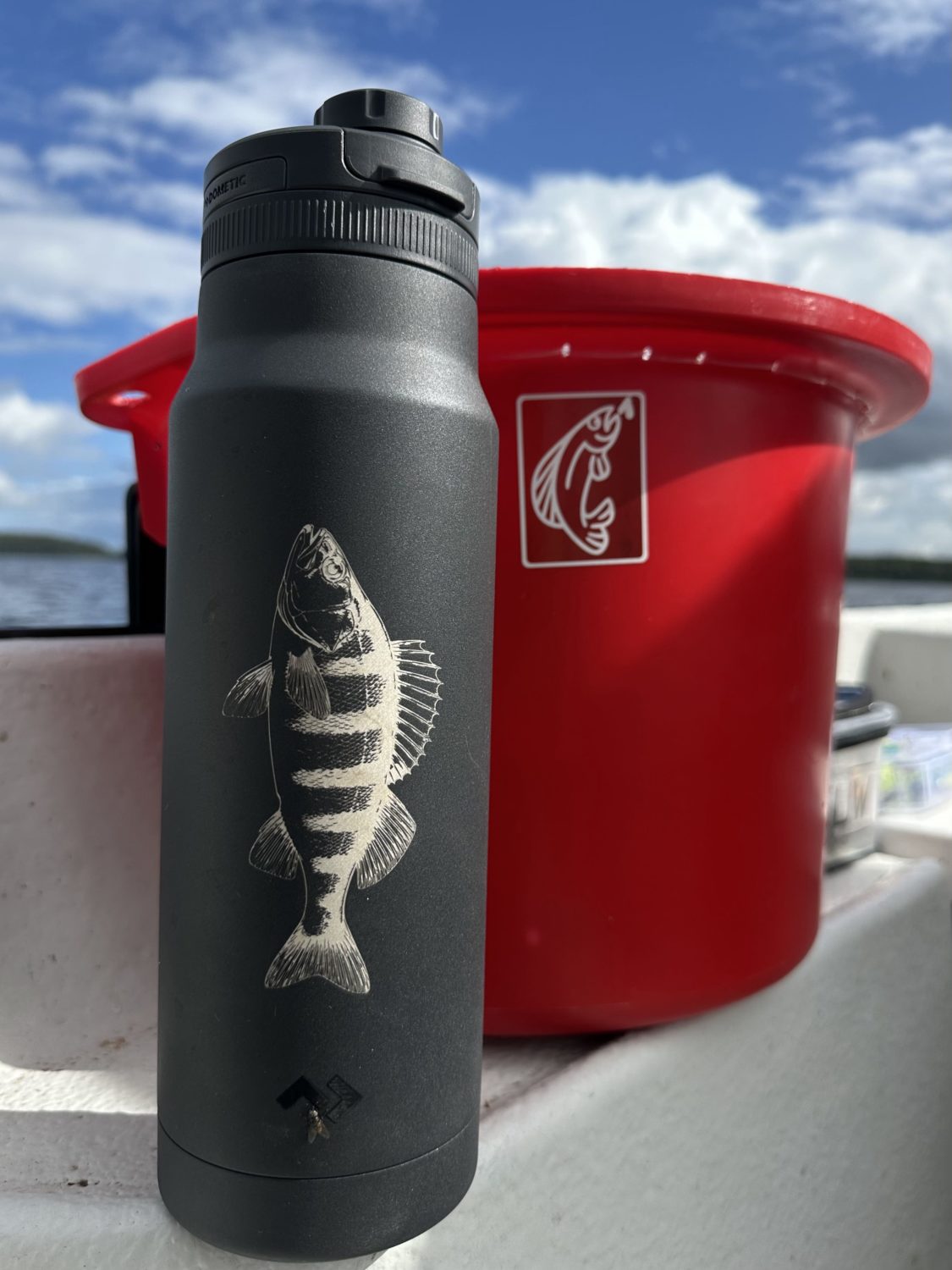 Hier fischt ein Barsch-Fan, wie man an der Thermosflasche mit Fischmotiv deutlich erkennen kann.