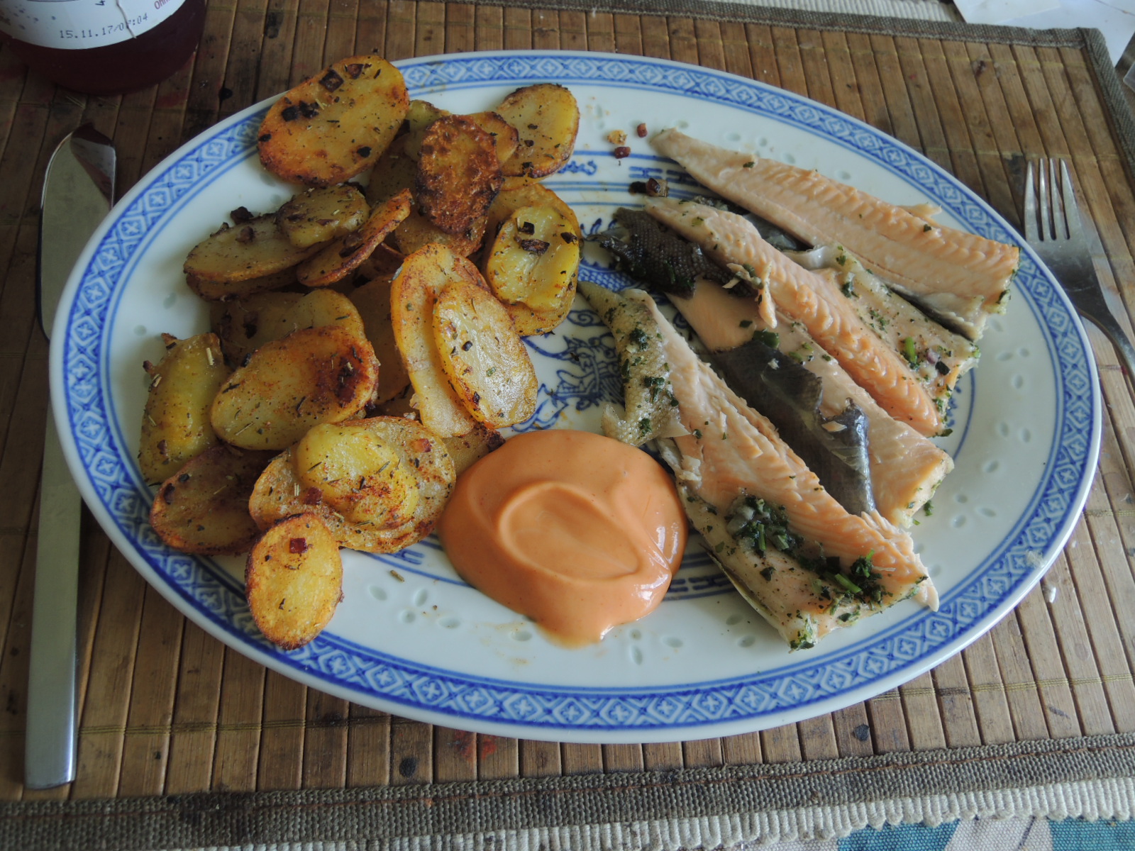 Pochierte (Bach)Forelle im Kräutermantel mit Bratkartoffeln ...