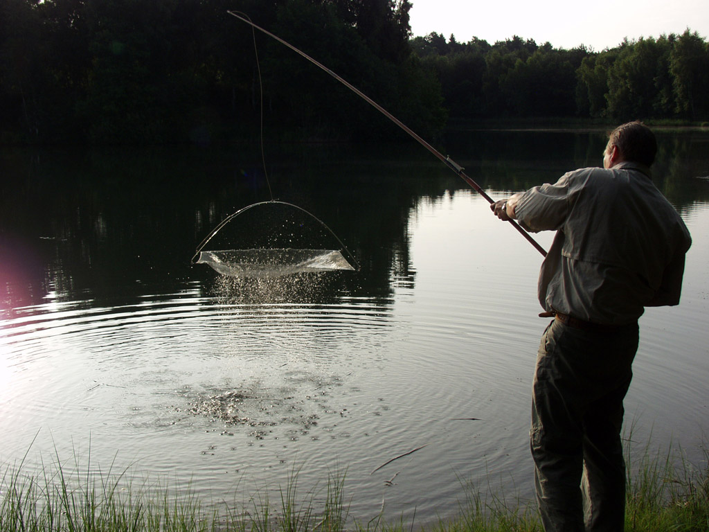 Mit einem verlängertem Arm lässt sich eine Senke leichter platzieren und wieder aus dem Wasser heben. Foto: BLINKER