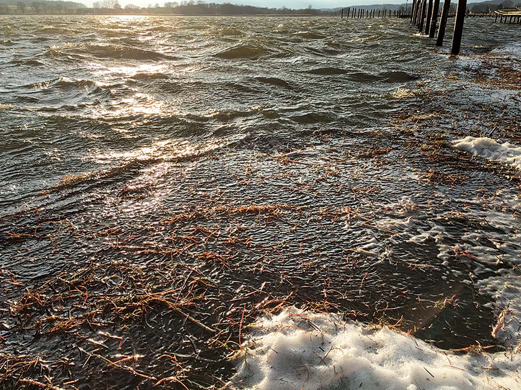 Plötzlich aufkommender Starkwind kann beim Kajakangeln gefährlich werden. Das Checken von Wetterbericht und Windvorhersage gehört zu den Pflichtaufgaben jedes Kajakanglers. Foto: BLINKER/S.Halletz