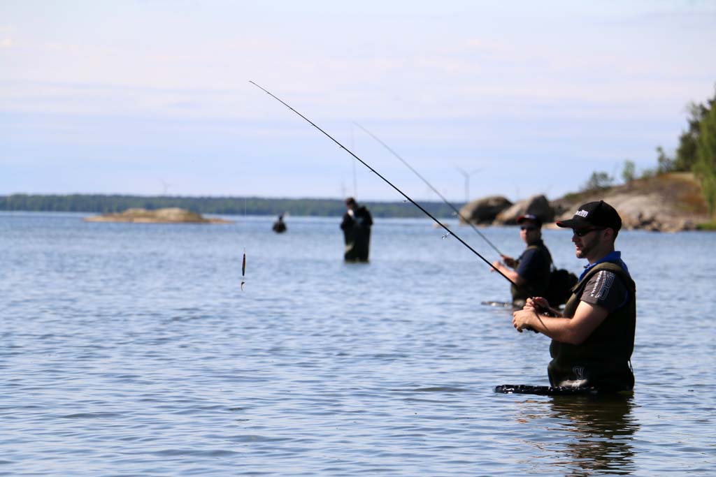 Nicht nur vom Boot, sondern auch vom Ufer mit Wathose erlebten die Teilnehmer beim Raubfischangeln Schweden das Feeling hautnah. Foto: BLINKER/J. Radtke