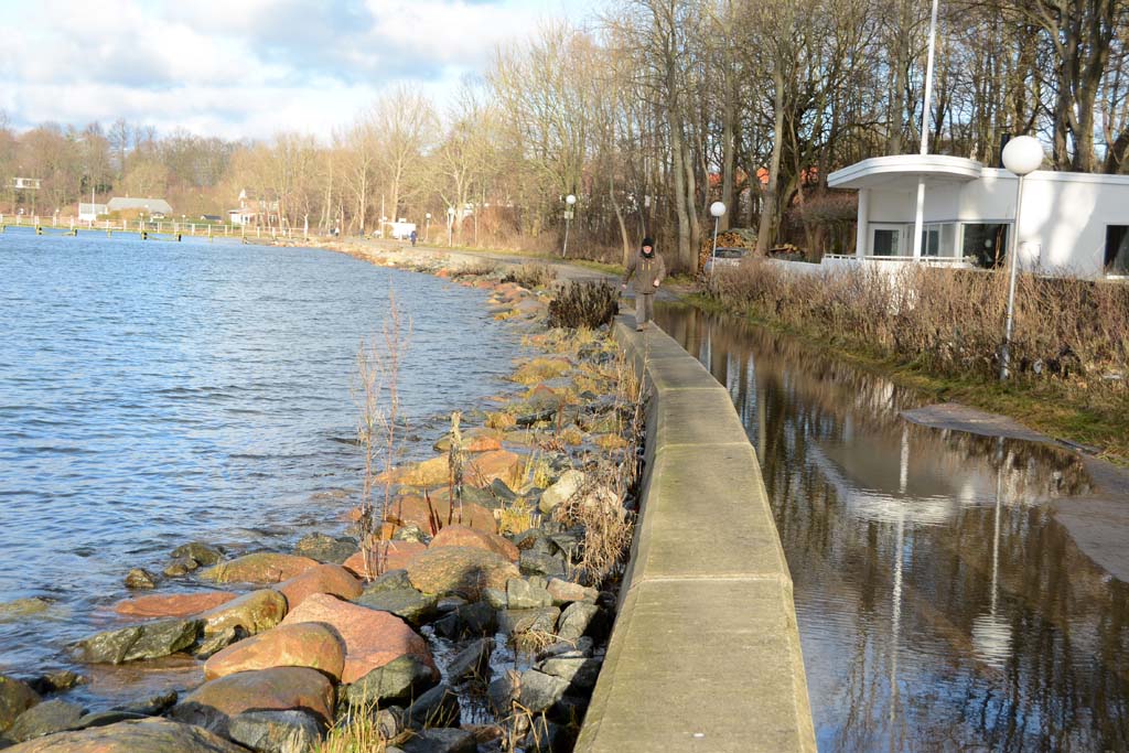 Nur noch die Mauer konnte für einen Spaziergang an der Ostseeküste genutzt werden. Der Rest des Weges ist überschwemmt. Foto: S. Rose
